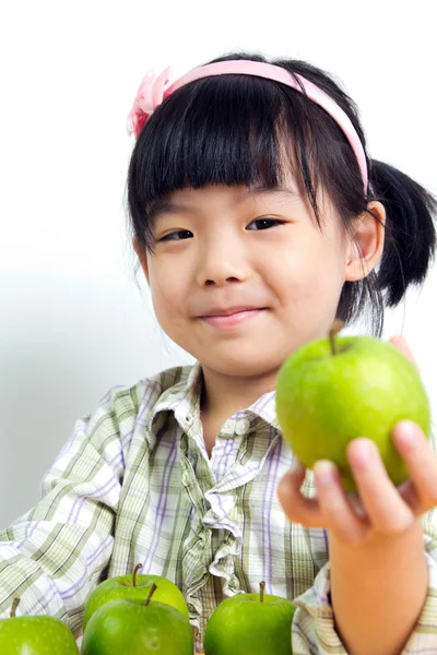 Dziecko z zielonym jabłkiem — Zdjęcie stockowe