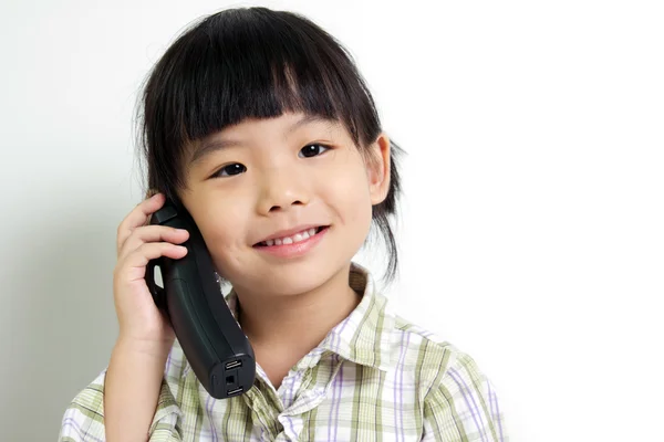 Barnet talar i telefon — Stockfoto