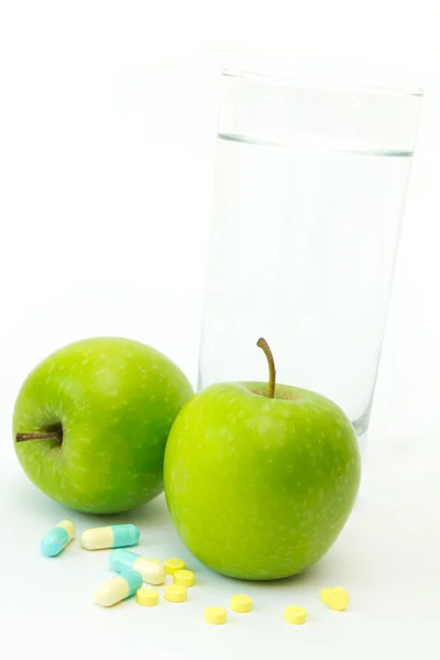 Πράσινο μήλο με χάπια αδυνατίσματος — Φωτογραφία Αρχείου