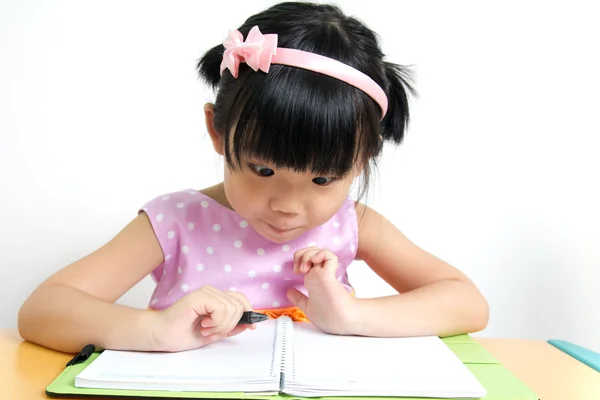 Kind schaut überraschend auf Buch — Stockfoto