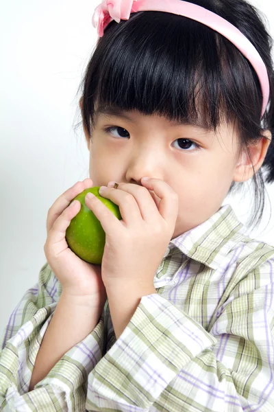 Ребёнок с зеленым яблоком — стоковое фото