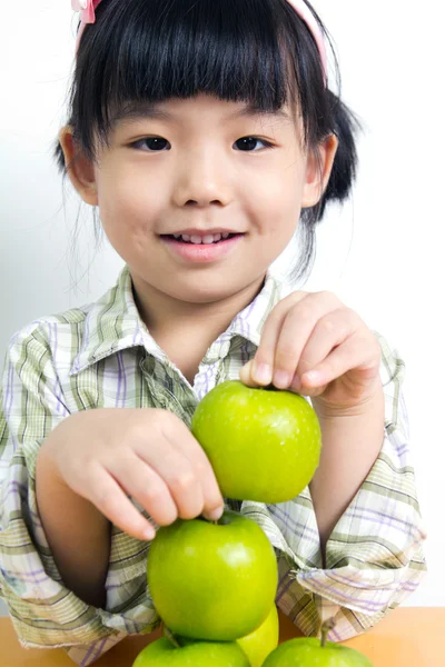 Дитина з зеленим яблуком — стокове фото
