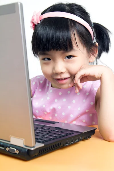 コンピューターを持つ子供 — ストック写真