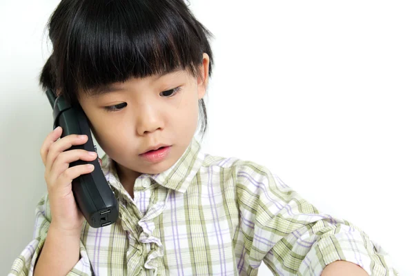 Дитина розмовляє по телефону — стокове фото