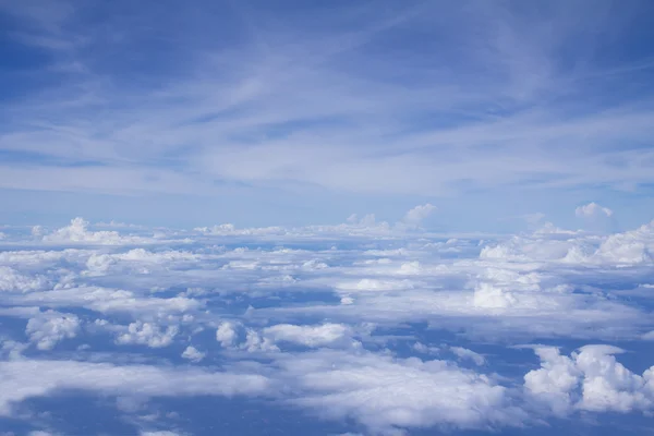 Céu azul brilhante acima das nuvens — Fotografia de Stock