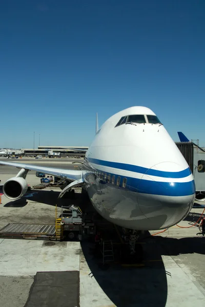 Vliegtuig geparkeerd op de luchthaven — Stockfoto