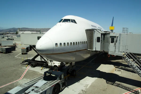 Самолет припаркован в аэропорту — стоковое фото