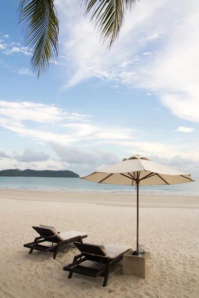 Plaj sandalyeleri ve şemsiye — Stok fotoğraf