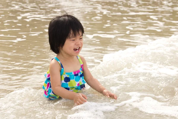 เด็กสนุกกับคลื่นบนชายหาด — ภาพถ่ายสต็อก