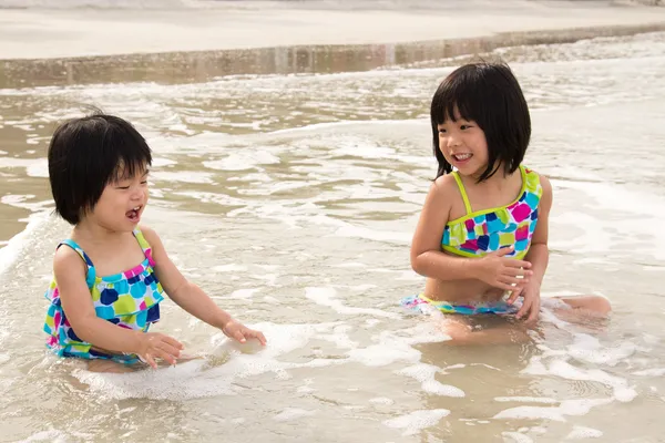 Çocuk sahilde dalgalar keyfini çıkarın. — Stok fotoğraf