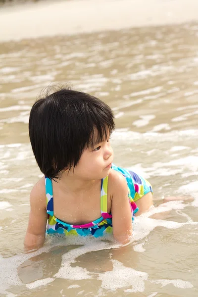 Gyermek élvezze hullámok tengerpart — Stock Fotó