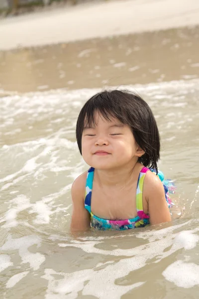 子供は、浜辺の波を楽しむ — ストック写真
