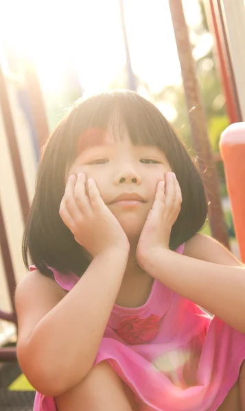 Asijské dítě v parku — Stock fotografie