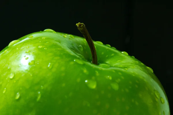 Πράσινο μήλο με σταγονίδια νερού — Φωτογραφία Αρχείου