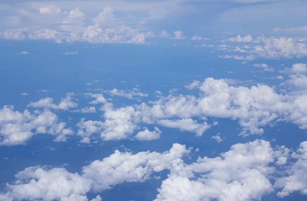 Heldere blauwe hemel boven de wolken — Stockfoto