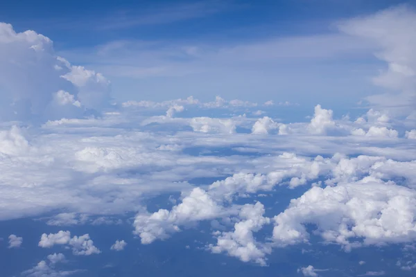 Cielo azul brillante sobre las nubes —  Fotos de Stock