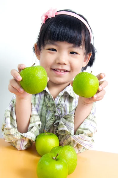 Ребёнок с зеленым яблоком — стоковое фото
