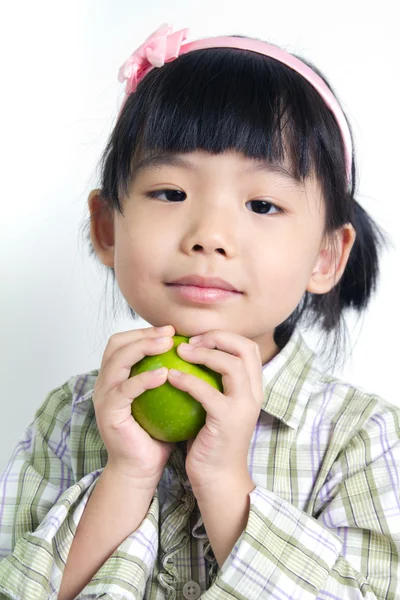 Barn med grönt äpple — Stockfoto