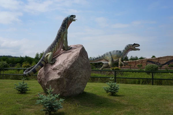 Allosaurus and The Komodo dragon. Models of dinosaurs. — Stock Photo, Image
