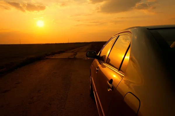 Auto v západu slunce — Stock fotografie