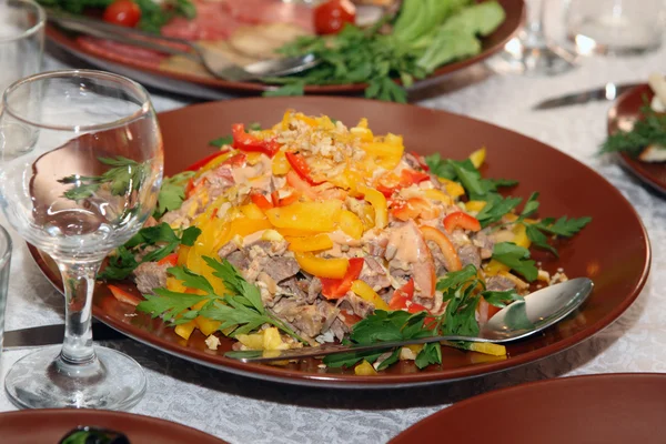 Salada de carne com verduras em uma mesa — Fotografia de Stock