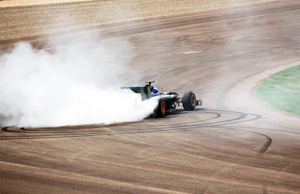 Formule 1 auto spinnen — Stockfoto