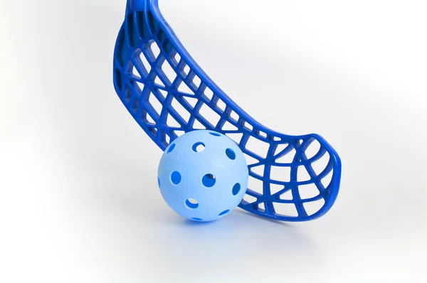 Florbalová hůl s míčem izolovaných na bílém pozadí — Stock fotografie