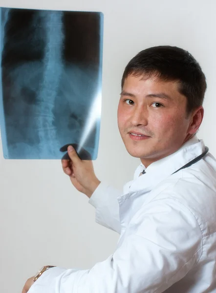 Доктор з рентгенівською фотографією — стокове фото