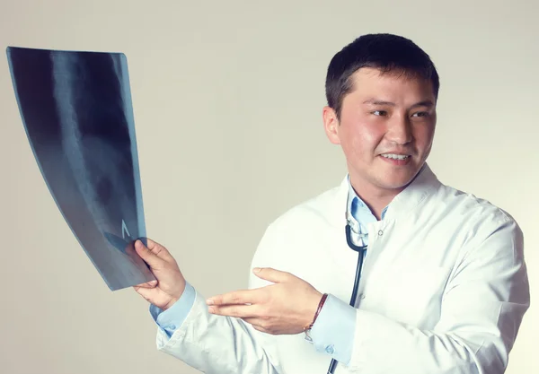 Docteur avec la discussion de photographie de rayons X — Photo