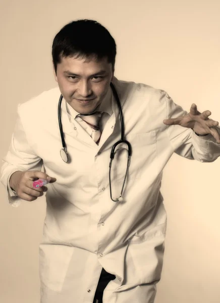 Un médecin maléfique avec une seringue — Photo