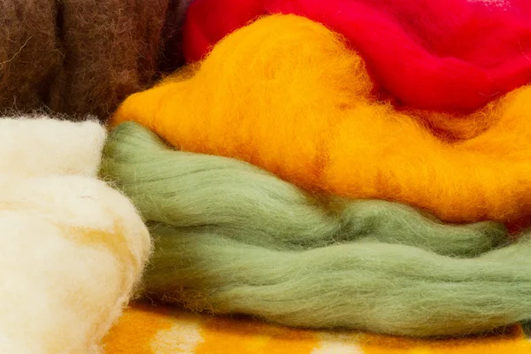 Цветная мериносовая шерсть для феллинга — стоковое фото