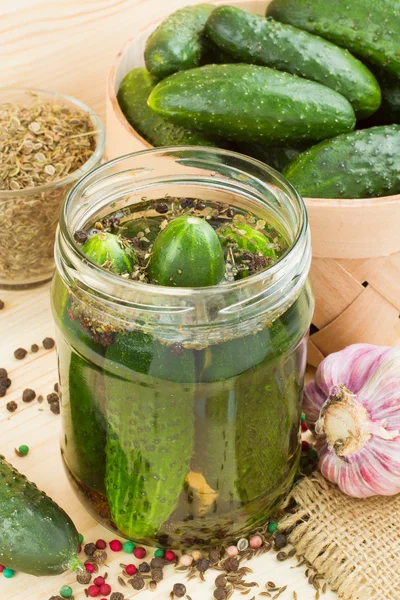 Zelfgemaakte augurken komkommers — Stockfoto
