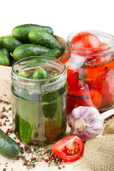 Ingeblikte tomaten en komkommers, zelfgemaakte geconserveerde groenten — Stockfoto