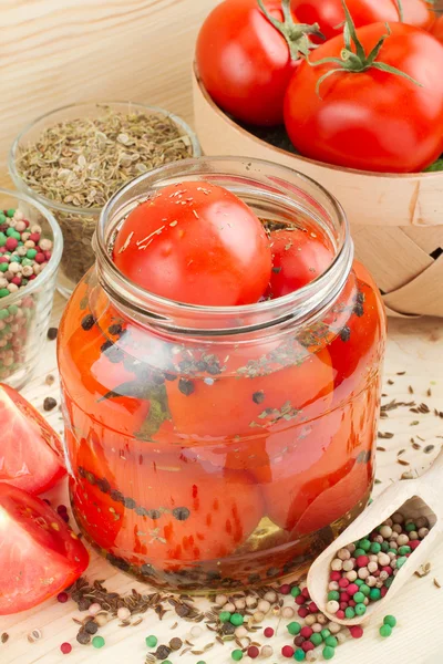 Domowe pomidory zachowuje się w szklanym słoiku. pomidory w marynacie. — Zdjęcie stockowe