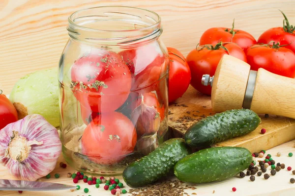 Tomates enlatados e pepinos, legumes caseiros conservados — Fotografia de Stock