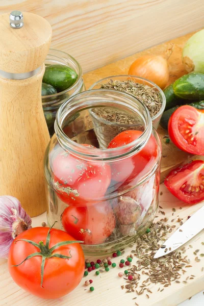 Pomodori in scatola e cetrioli, verdure conservate fatte in casa — Foto Stock