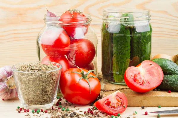 Tomaten und Gurken in Dosen, hausgemachtes eingelegtes Gemüse — Stockfoto