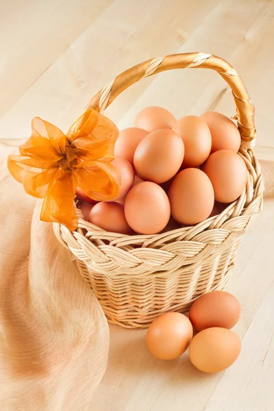 Eieren in een mand — Stockfoto
