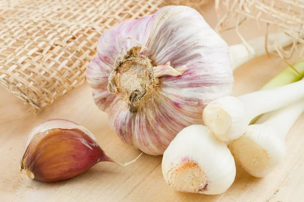 Garlic on wooden board — Stock Photo, Image