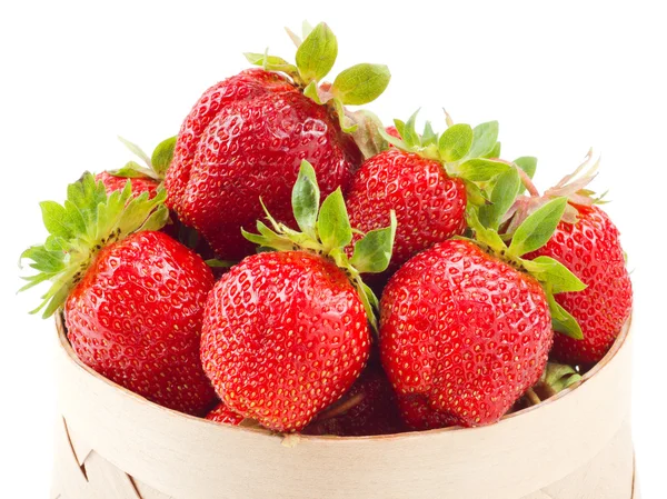 Frische Erdbeeren im Korb auf weiß — Stockfoto