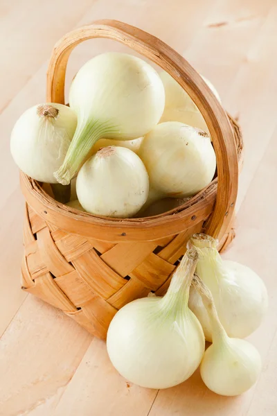 Onions in basket — Stock Photo, Image