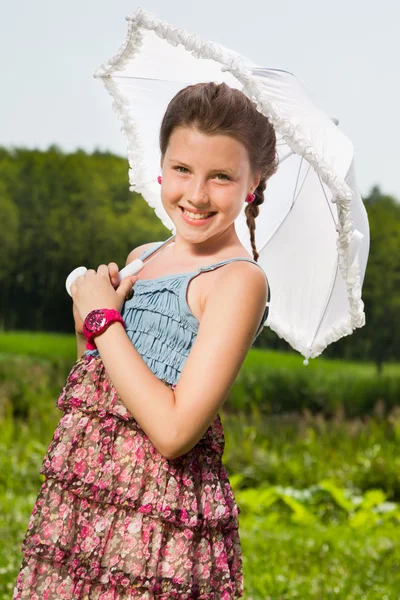 Улыбающаяся красивая девушка с зонтиком — стоковое фото