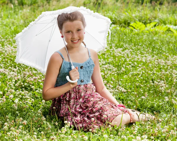 Χαμογελώντας όμορφη κοπέλα με ομπρέλα — Φωτογραφία Αρχείου