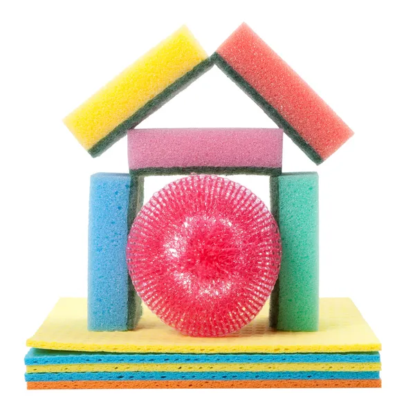Huis van schotel wassen spons, een vaatdoek, een scrub pad, geïsoleerd — Stockfoto