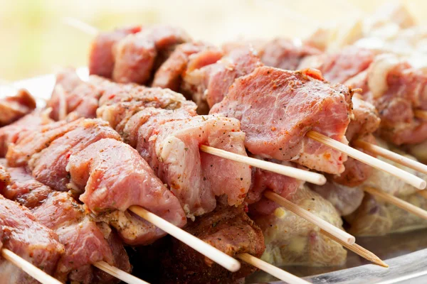 Skivor av kött redo för grillen — Stockfoto