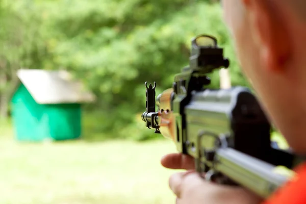 Hombre disparando una escopeta — Foto de Stock