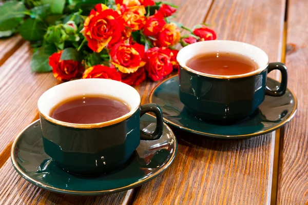 Copos de chá e rosas bouquet — Fotografia de Stock