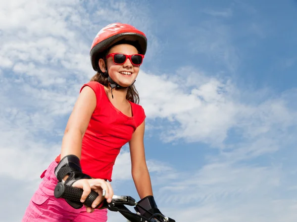 Ragazza adolescente su una bicicletta — Foto Stock