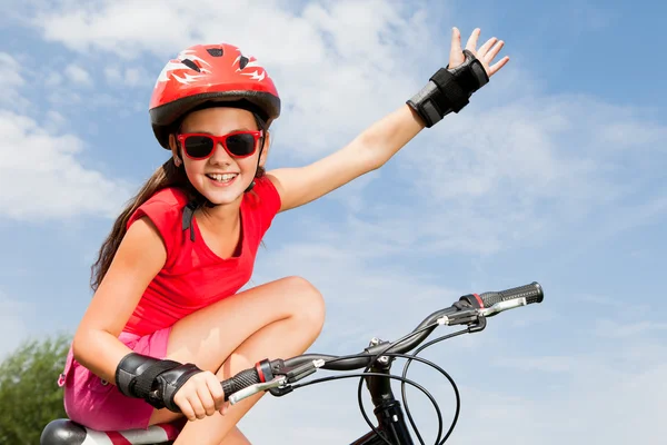 Tienermeisje op een fiets — Stockfoto