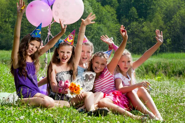 Meninas bonitas celebram aniversário ao ar livre — Fotografia de Stock